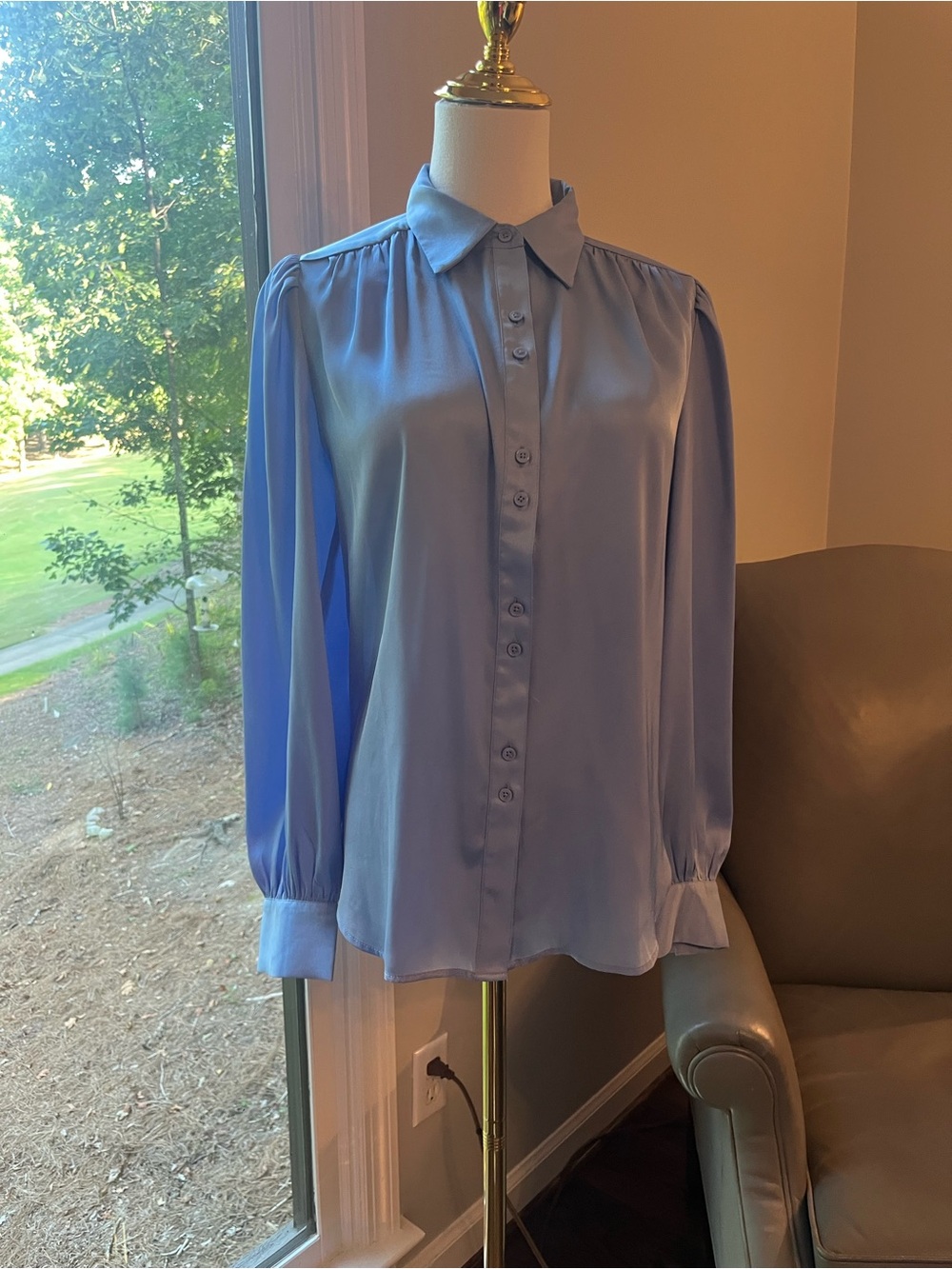Ann Taylor beautiful Light Blue Long-Sleeve Button-Up Blouse XS